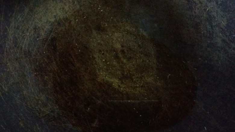 金沙玉米饭,取一炒锅,烧热,倒入食用油,烧热。