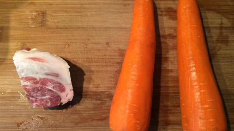 萝卜丝炒肉,准备食材，<a style='color:red;display:inline-block;' href='/shicai/ 24'>萝卜</a>洗净削皮，去根部