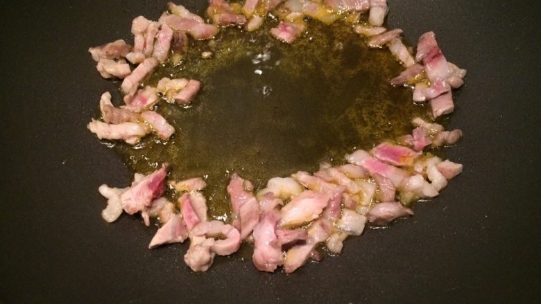 萝卜丝炒肉,将肉丝拨到锅四周，倒入食用油适量