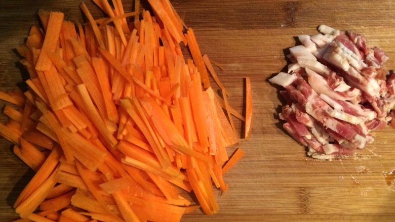 萝卜丝炒肉,萝卜、<a style='color:red;display:inline-block;' href='/shicai/ 414'>猪肉</a>切丝备用