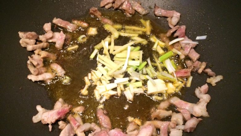 萝卜丝炒肉,油热后，放入葱姜蒜爆香