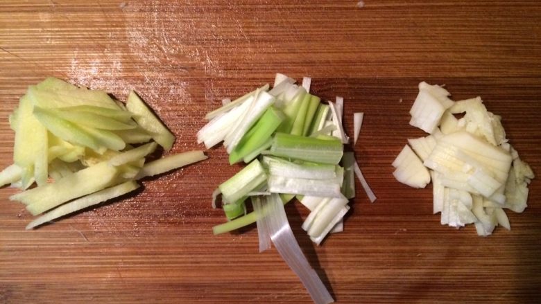 萝卜丝炒肉,<a style='color:red;display:inline-block;' href='/shicai/ 3250'>葱</a><a style='color:red;display:inline-block;' href='/shicai/ 37'>姜</a>蒜切丝备用