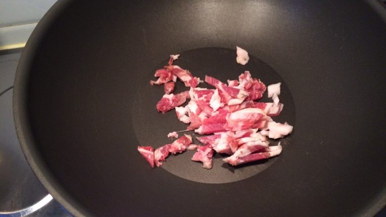 萝卜丝炒肉,热锅，将肉丝倒入，小火反复炒，将肉里面的水分炒掉