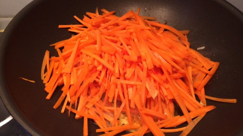 萝卜丝炒肉,倒入萝卜丝