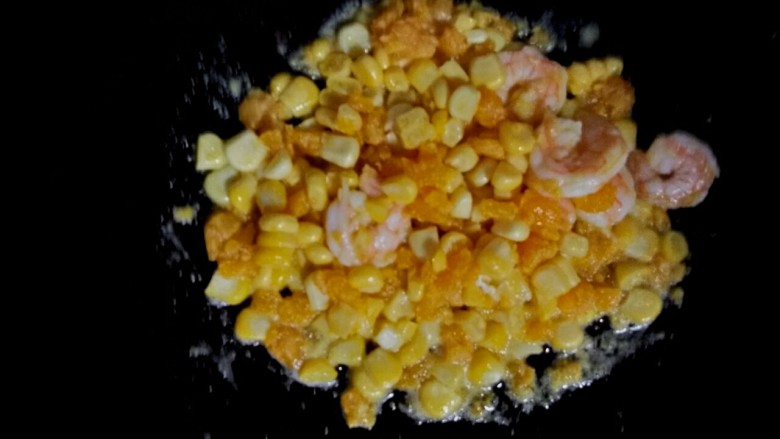 金沙玉米饭,继续用小火翻炒均匀,滴入几滴绍兴酒。