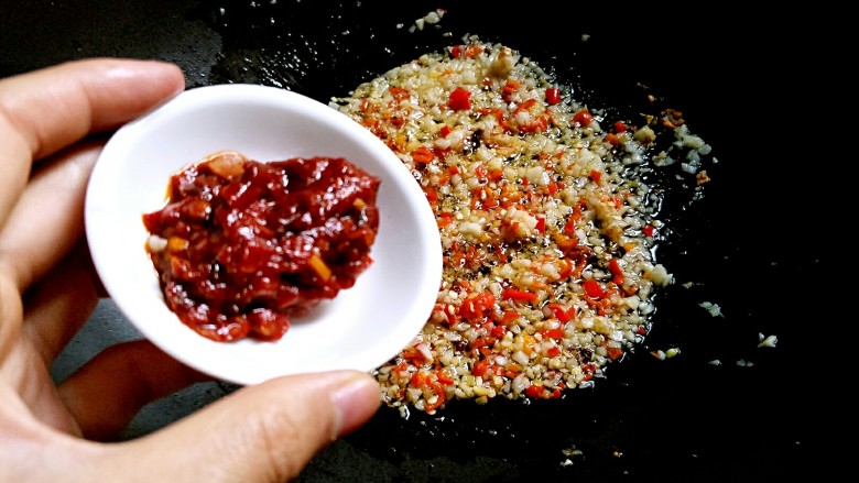 蒜蓉尖椒烤茄子(微波炉版),下<a style='color:red;display:inline-block;' href='/shicai/ 705'>豆瓣酱</a>。