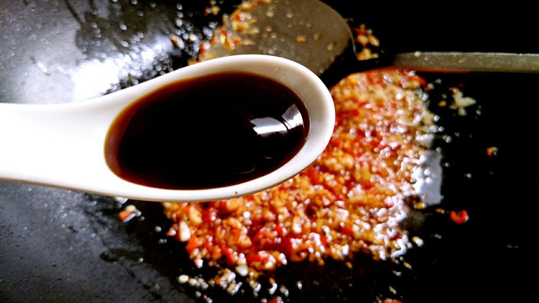蒜蓉尖椒烤茄子(微波炉版),耗油来一勺。