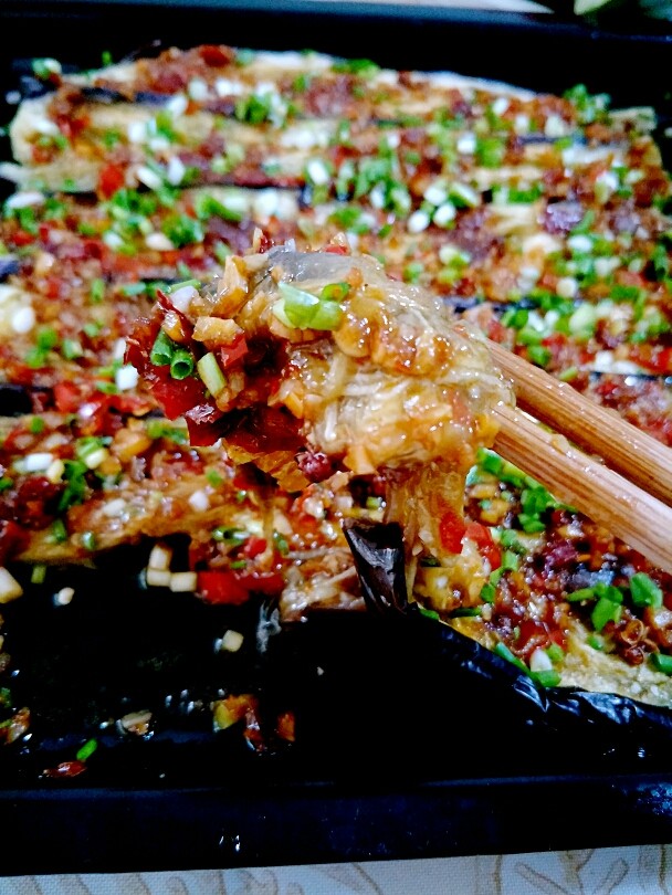 蒜蓉尖椒烤茄子(微波炉版),张嘴、啊~😍