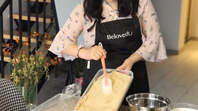 豆沙裱花多肉杯子蛋糕,豆沙霜状态的调制非常重要,制造多肉裱花可以调配的稀一点,豆沙中加入15%的<a style='color:red;display:inline-block;' href='/shicai/ 8197'>淡奶油</a>。