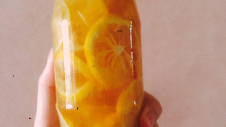 超简单的~蜂蜜柠檬,一点点装噢,装蜂蜜时要稍微用筷子把柠檬扒几下,让蜂蜜流到底。
完成后就是这样哒!~qvq