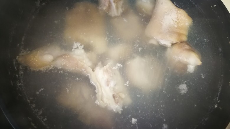 卤猪蹄,将锅里放入清水和猪蹄,煮开后撇去浮色。