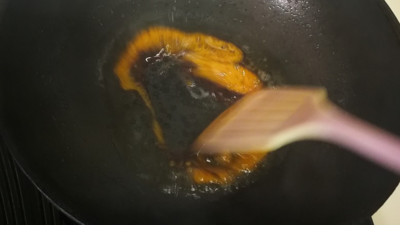 卤猪蹄,翻炒至冰糖融化,开始冒泡。