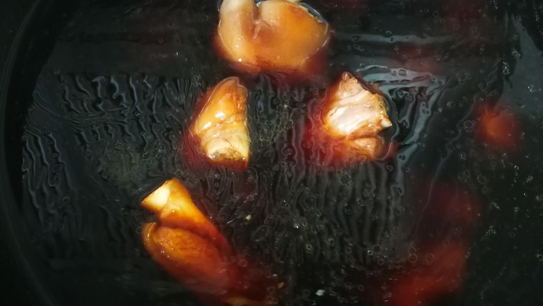 卤猪蹄,放入适量清水,水要没过猪蹄。建议水多些,猪脚卤制时间较长。