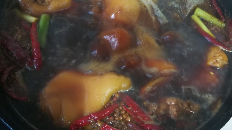 卤猪蹄,加入鸡精、盐(汤咸些,肉更入味)
