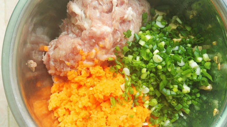 煎饺,全放盆里了,喜欢这个图,所以就放上来了