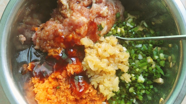 煎饺,加上你喜欢的调料,喜欢吃辣椒的也可以放辣椒~我不喜欢所以没放,放了我之前煎的蒜油,很香