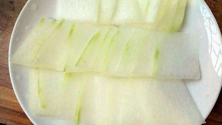 肉沫蒸冬瓜,将切好的冬瓜片,整齐的摆入盘中