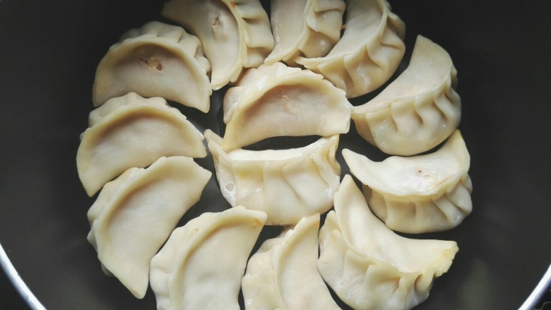 煎饺,放不粘小奶锅里,摆好,放点油