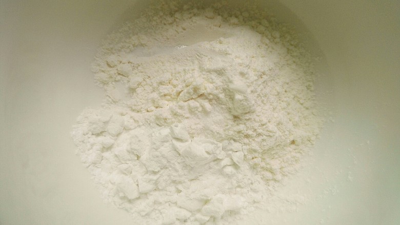 煎饺,取一个小碗,放一勺面粉,一勺生粉,加点水,搅拌均匀
