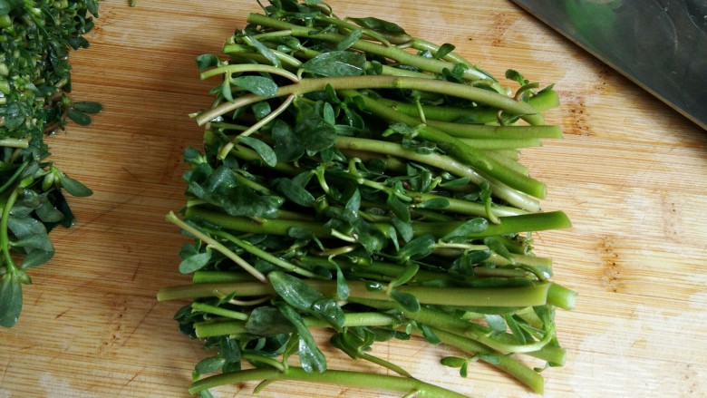蒸剁椒蒜泥马齿苋,切去菜顶掉,留中段
