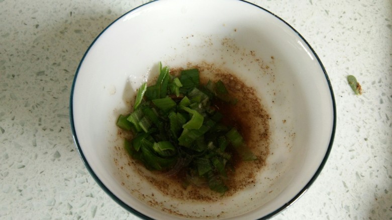 蒸剁椒蒜泥马齿苋,加点切碎的葱叶,搅拌一下