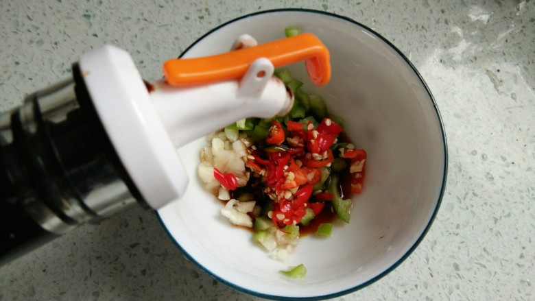 蒸剁椒蒜泥马齿苋,加<a style='color:red;display:inline-block;' href='/shicai/ 788'>生抽</a>,搅拌均匀