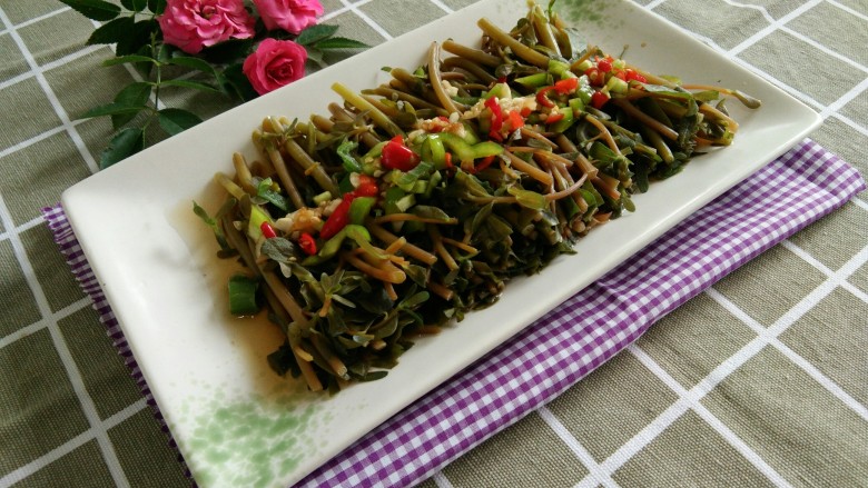 蒸剁椒蒜泥马齿苋,5分钟到,开锅盖取出蒸熟的马齿苋,浇上剁椒蒜泥,ok,上桌。