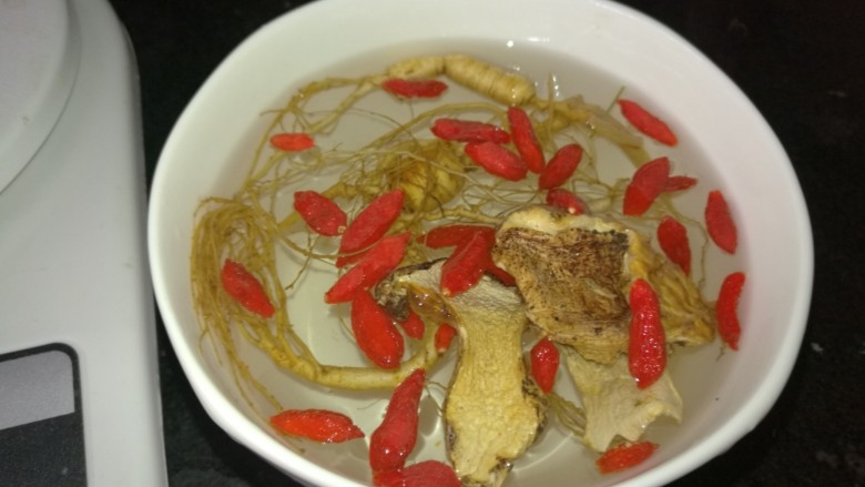 人参乌骨鸡汤,<a style='color:red;display:inline-block;' href='/shicai/ 6'>人参</a>洗净，和<a style='color:red;display:inline-block;' href='/shicai/ 2987'>松茸</a>，<a style='color:red;display:inline-block;' href='/shicai/ 673'>枸杞</a>一起温水浸泡