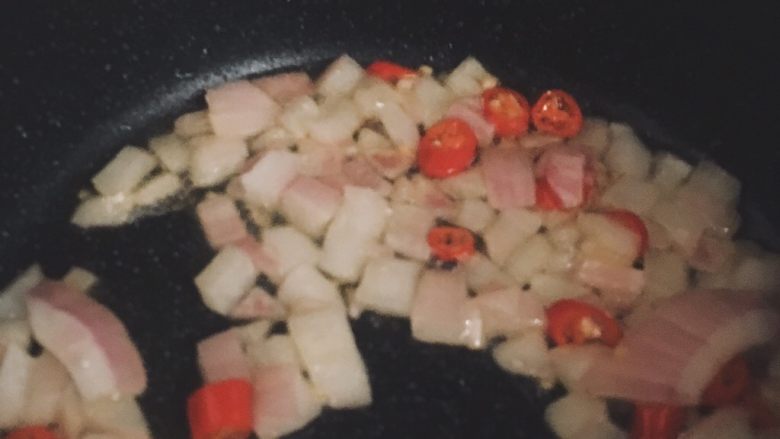 超级好吃的懒人快手焖饭,炒至这种透明状后加榨菜,口蘑翻炒