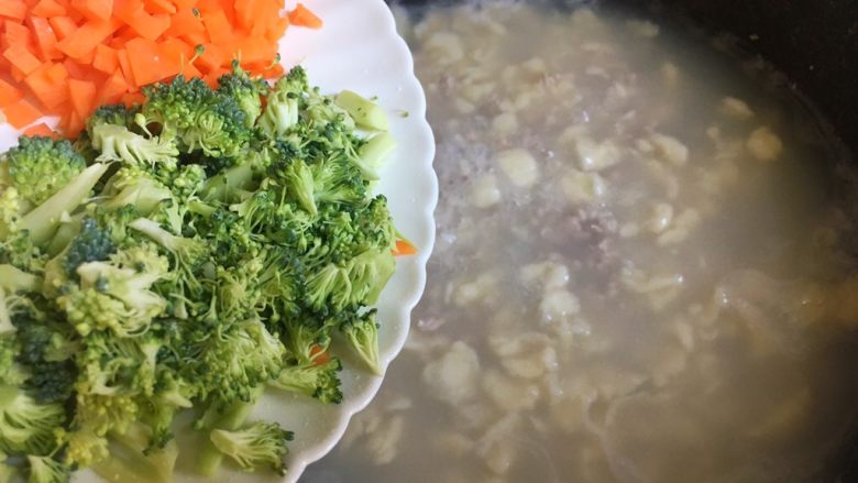 山药肉末面疙瘩,加入西兰花和胡萝卜继续煮一会