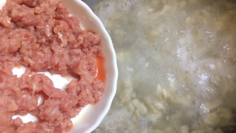 山药肉末面疙瘩,加入里脊肉煮熟