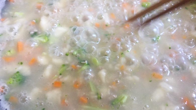 山药肉末面疙瘩,边煮可以用筷子边搅拌以免粘锅,所有食材煮熟后加入少许盐调味即可
