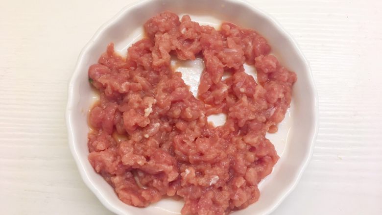 山药肉末面疙瘩,猪肉中加入适量料酒、生抽、盐腌制一会