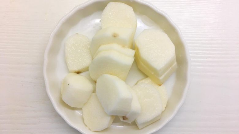 山药肉末面疙瘩,<a style='color:red;display:inline-block;' href='/shicai/ 28'>山药</a>去皮洗净切小段
