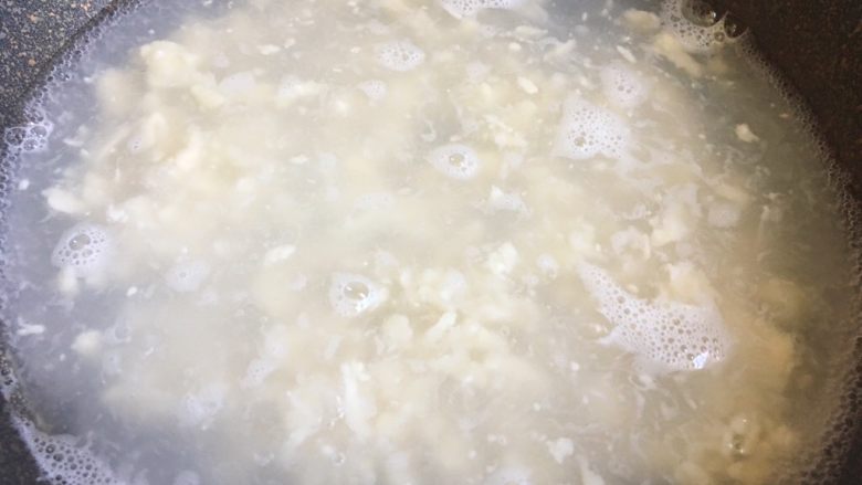 山药肉末面疙瘩,加入搅拌好的面疙瘩烧开