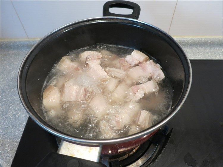 唇齿留香软糯如沙--红烧肉炖土豆,锅水开放入煮3分钟左右