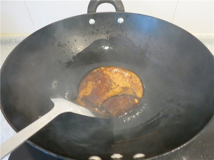 唇齿留香软糯如沙--红烧肉炖土豆,小火炒至糖融化,变黄起泡时