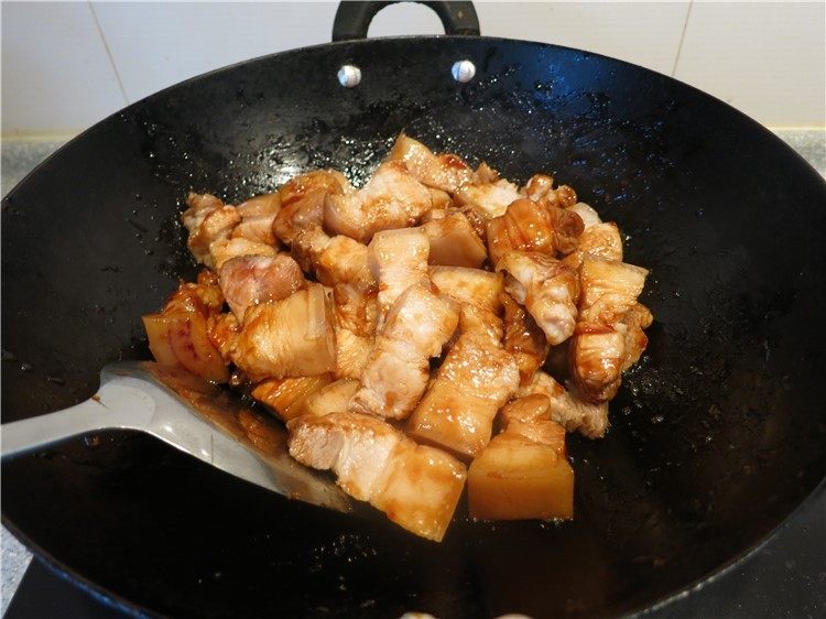 唇齿留香软糯如沙--红烧肉炖土豆,快速的将汆好的肉块放入翻炒,动作要快避免糊锅