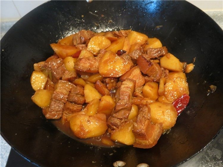 唇齿留香软糯如沙--红烧肉炖土豆,用铲子扎一下土豆块,轻松断开就说明这道菜已近尾声了
