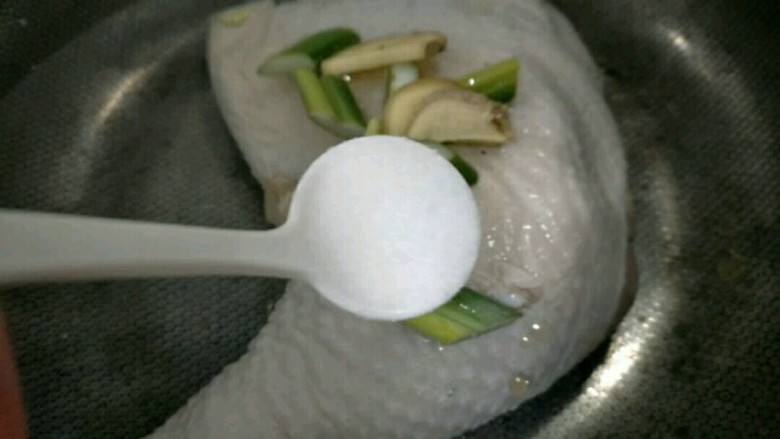 凉拌鸡肉菠菜,锅内加水,冷水放入<a style='color:red;display:inline-block;' href='/shicai/ 92'>鸡腿</a>、葱姜、一勺盐~