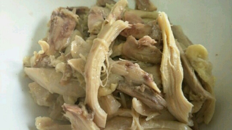 凉拌鸡肉菠菜,煮熟的鸡腿略凉后,顺着纹理撕成条