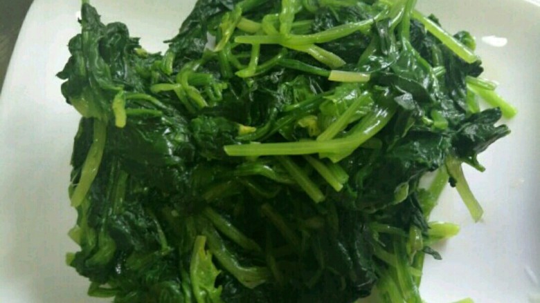 凉拌鸡肉菠菜,将菠菜攥干水份~