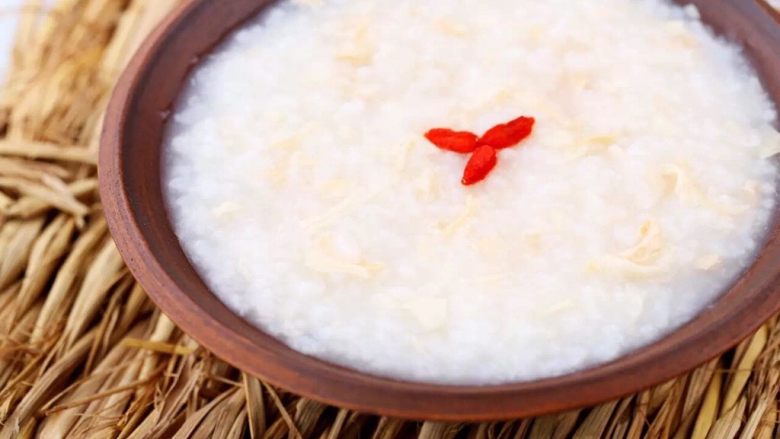 早上喜欢热乎乎的粥么……,最后点缀上几颗枸杞,就可趁热喝啦!