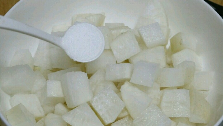 脆辣萝卜,加入一勺盐拌匀腌制1小时以上~