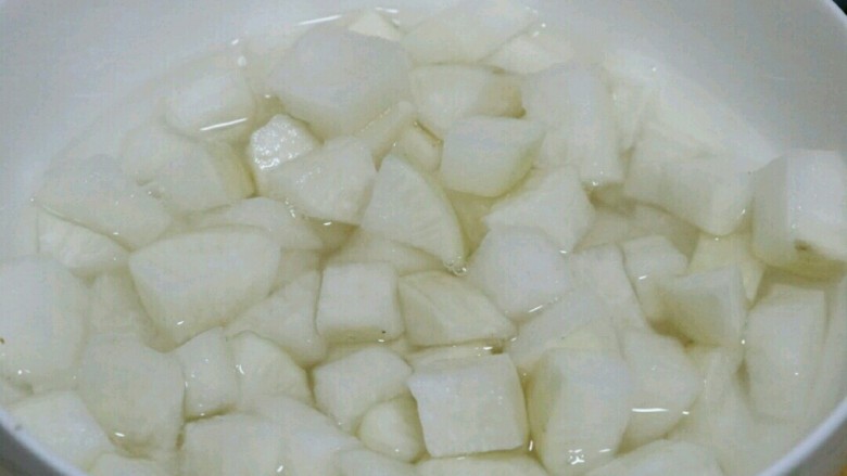 脆辣萝卜,腌制好的萝卜会被杀出好多水,将水倒掉~