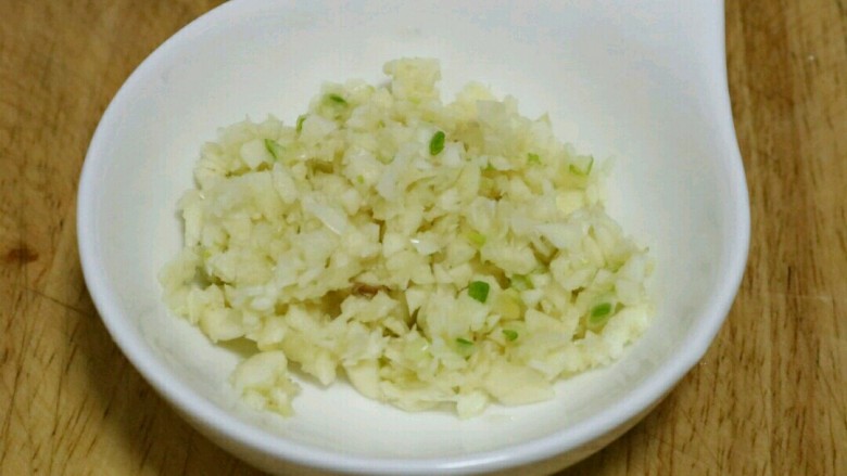 脆辣萝卜,大蒜切碎碎的~