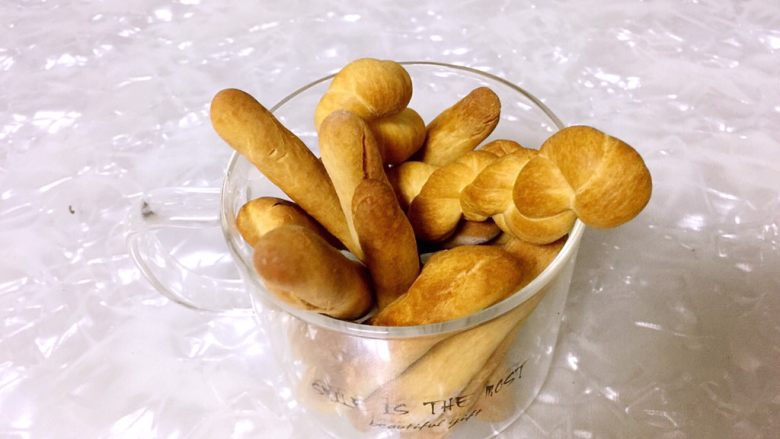 儿童磨牙饼干(婴儿版),叮咚!!烤好了!!不过我的颜色有点深!因为当时我儿子在闹,所以没有及时拿出来!不过还好啦!晾凉给宝宝拿着,他还挺高兴呢!我也就开心了!!