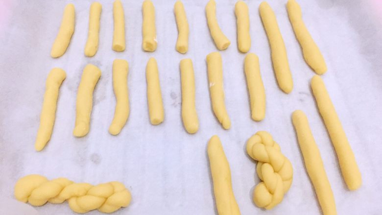儿童磨牙饼干(婴儿版),面团醒好,开始预热烤箱,上下170度,5到10分钟。然后面团再揉上几下,用擀面杖擀成自己想要的长度、宽度和厚度,然后再切成自己需要的长条状,方便宝宝拿握住。不要有尖尖的呦,避免碰疼宝宝了!最后入烤箱烘烤30分钟即可!