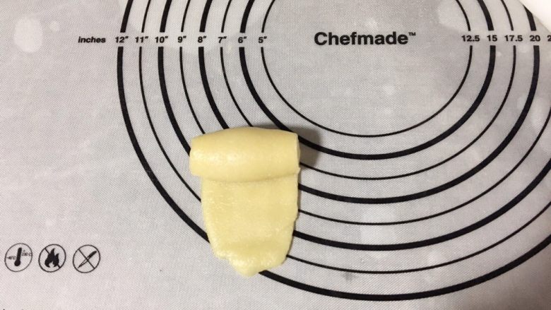 潮汕豆沙酥饼,将松弛好的酥饼皮第二次擀开，由上而下卷起。