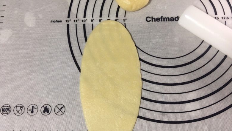 潮汕豆沙酥饼,将松弛好的面团第一次擀开，擀成长舌状。擀的时候注意轻些，以免破酥了。